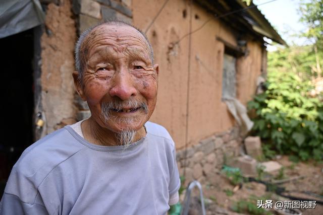 百岁爷爷：目光坚毅，脸型瘦长，高鼻梁，大耳朵