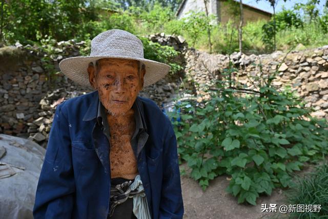 百岁爷爷：目光坚毅，脸型瘦长，高鼻梁，大耳朵