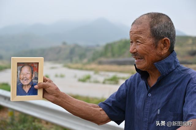 百岁爷爷：目光坚毅，脸型瘦长，高鼻梁，大耳朵